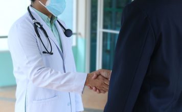 Для бойцов и их семей доступна бесплатная психологическая поддержка в поликлинике Черногорска Врач, доктор, медицина