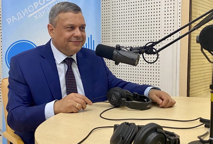 Александр Мяхар в студии ВГТРК