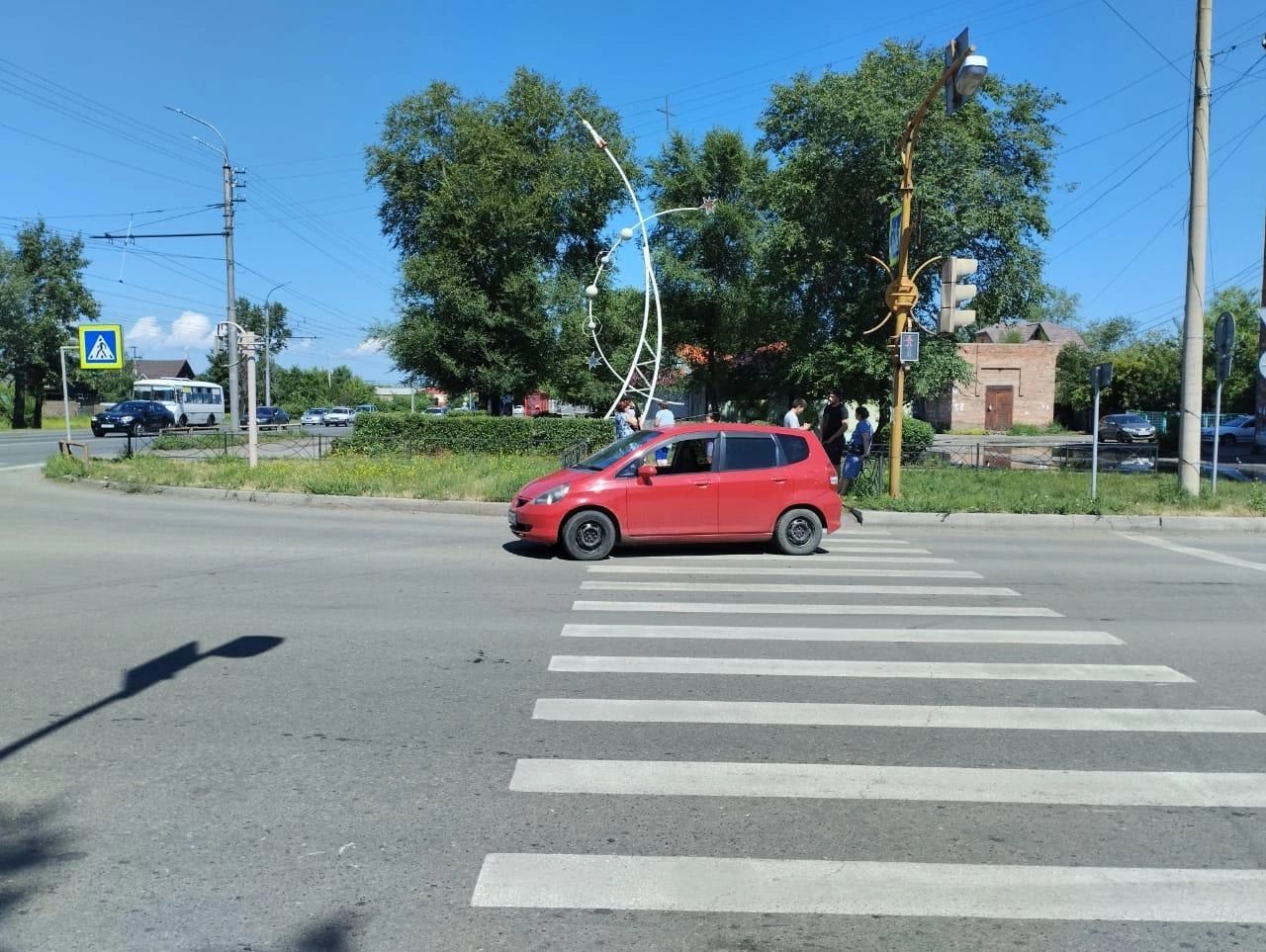 В Абакане госпитализировали пешехода, переходившего дорогу на красный свет  - Пульс Хакасии