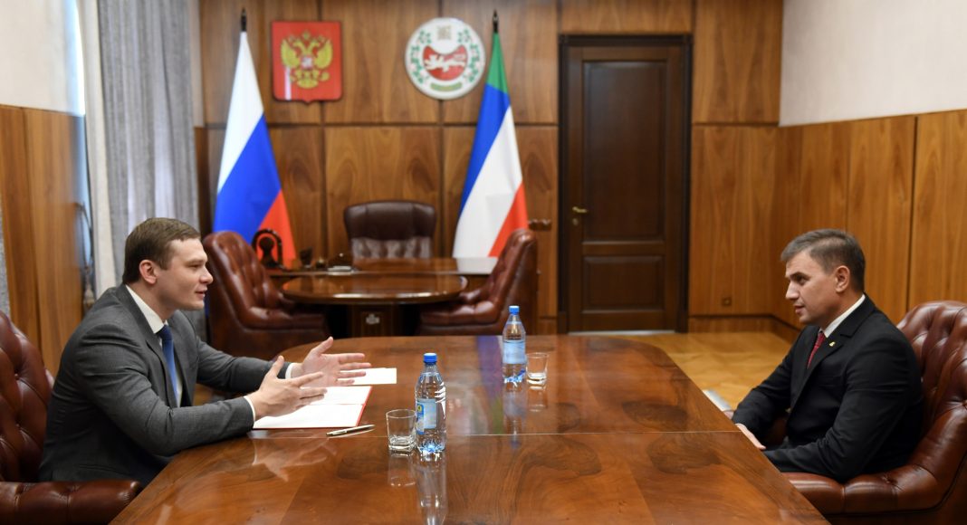 Валентин Коновалов и Дмитрий Меркулов. Фото со страницы главы РХ Валентин Коновалов и Дмитрий Меркулов. Фото со страницы главы РХ