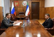 Валентин Коновалов и Дмитрий Меркулов. Фото со страницы главы РХ