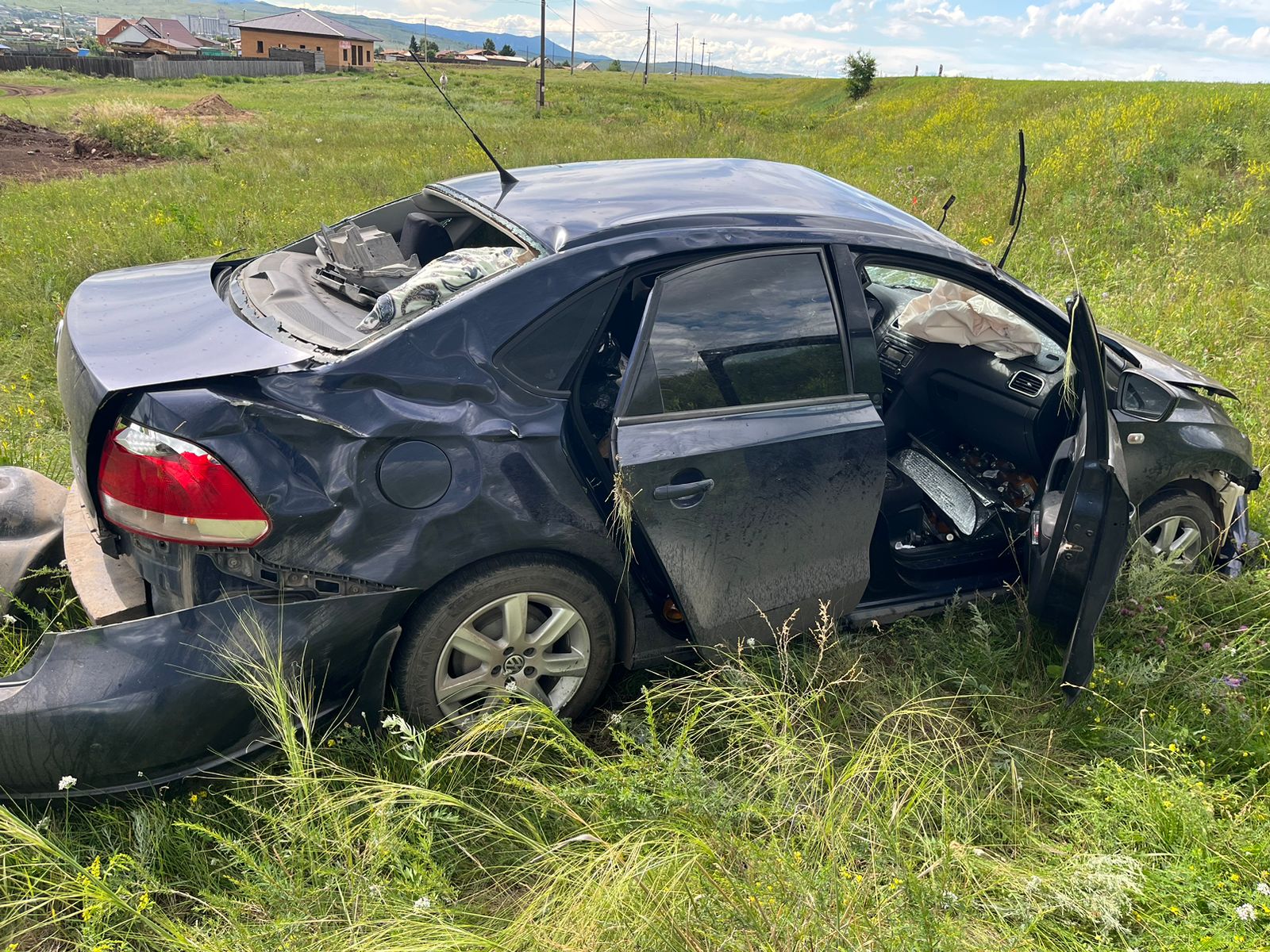 Опрокидывание Volkswagen Polo на трассе Ачинск-Ужур: водитель не был  пристегнут - Пульс Хакасии