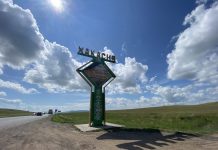 Разрушенная гора Иней тас. Остаётся надеяться только на чудо Стела Хакасия. Фото: pulse19.ru