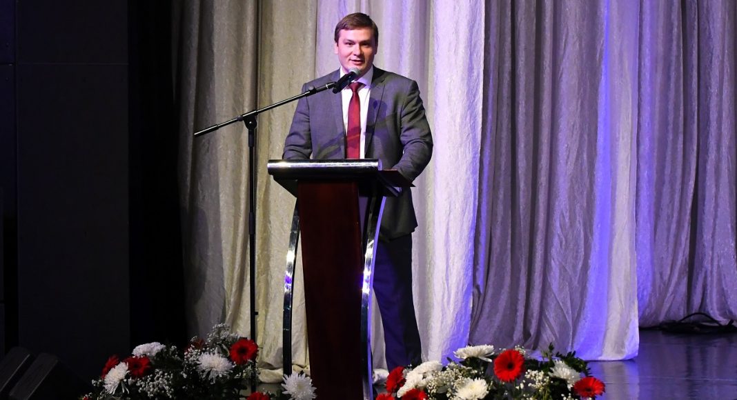 Валентин Коновалов поздравляет