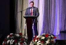 Валентин Коновалов поздравляет