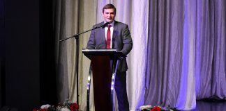 Валентин Коновалов поздравляет