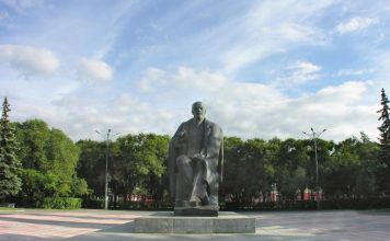 На Первомайской площади в Абакане создадут мемориальное пространство Памятник Ленину. Фото из телеграм-канала Госохранинспекции РХ