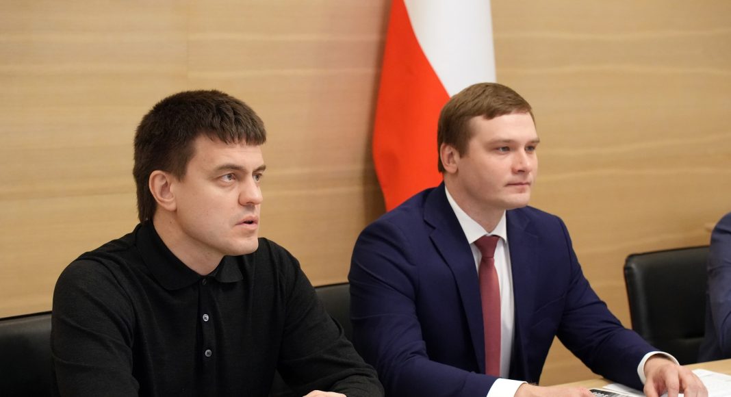 Михаил Котюков и Валентин Коновалов. Фото со страницы главы РХ Михаил Котюков и Валентин Коновалов. Фото со страницы главы РХ