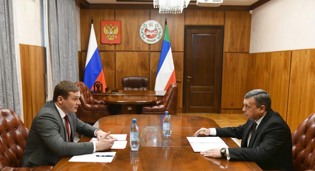 Валентин Коновалов и Александр Мяхар. Фото со страницы главы РХ Валентин Коновалов и Александр Мяхар. Фото со страницы главы РХ