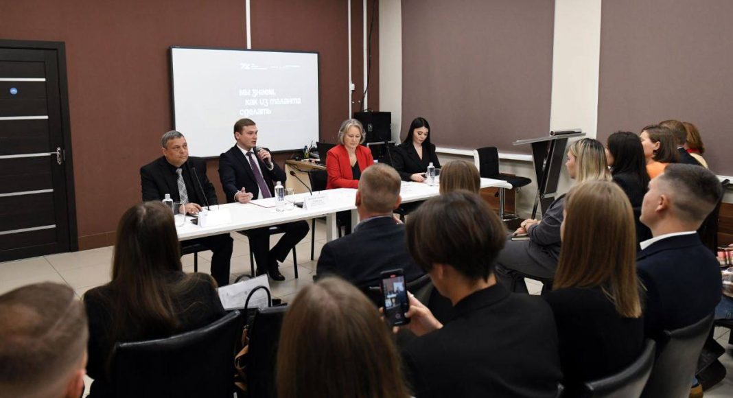 Встреча с молодежью. Фото: Фонд развития РХ