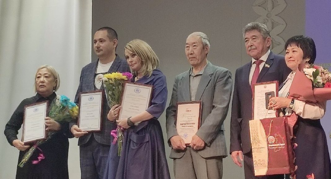 Награждение ученых ХакНИИЯЛИ. Фото А.О. Шулбаева