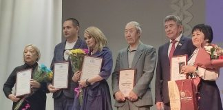Награждение ученых ХакНИИЯЛИ. Фото А.О. Шулбаева