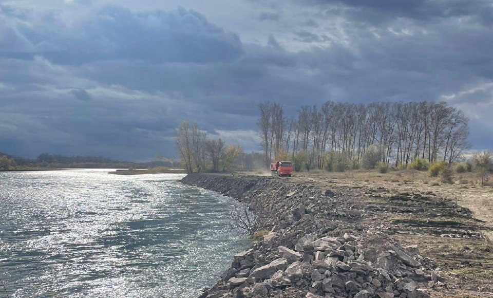 Укрепление берега реки Абакан. Фото из телеграм-канала Минприроды РХ