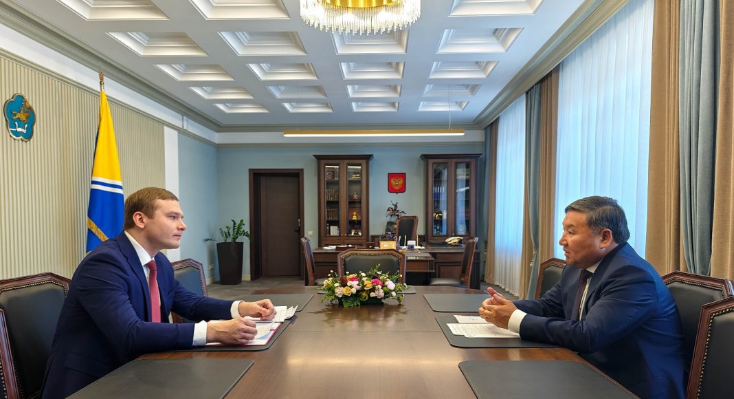 Валентин Коновалов и Владислав Ховалыг. Фото предоставлено пресс-службой главы РХ