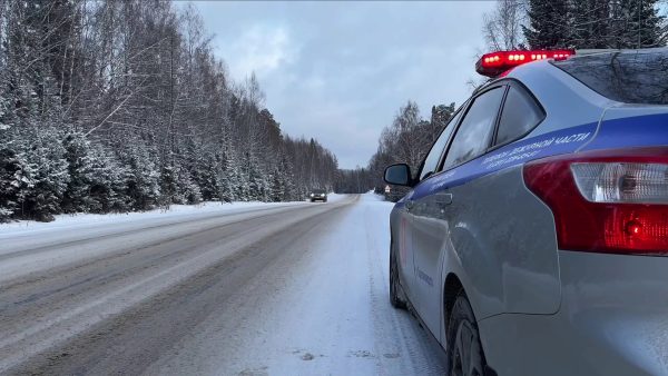 Сильная гололедица сковала города и трассы в Сибири после оттепели