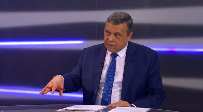 От ключевой ставки к модели развития страны: как предложение из Хакасии стало разговором о справедливых деньгах для регионов Александр Мяхар. Кадр съемки ВГТРК