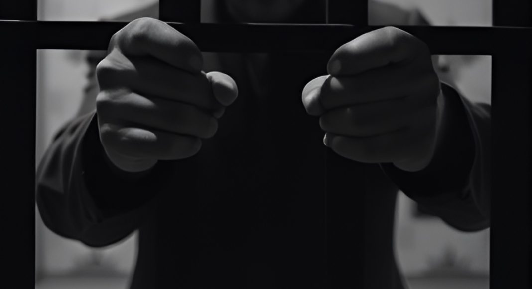 Тюрьма, руки, решетка