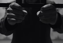 Тюрьма, руки, решетка