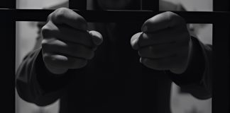 Тюрьма, руки, решетка