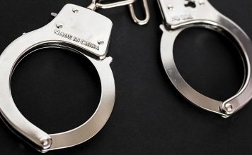 До десяти лет колонии грозит абаканцу, который превратил свою квартиру в цех по производству наркотиков Наручники, арест
