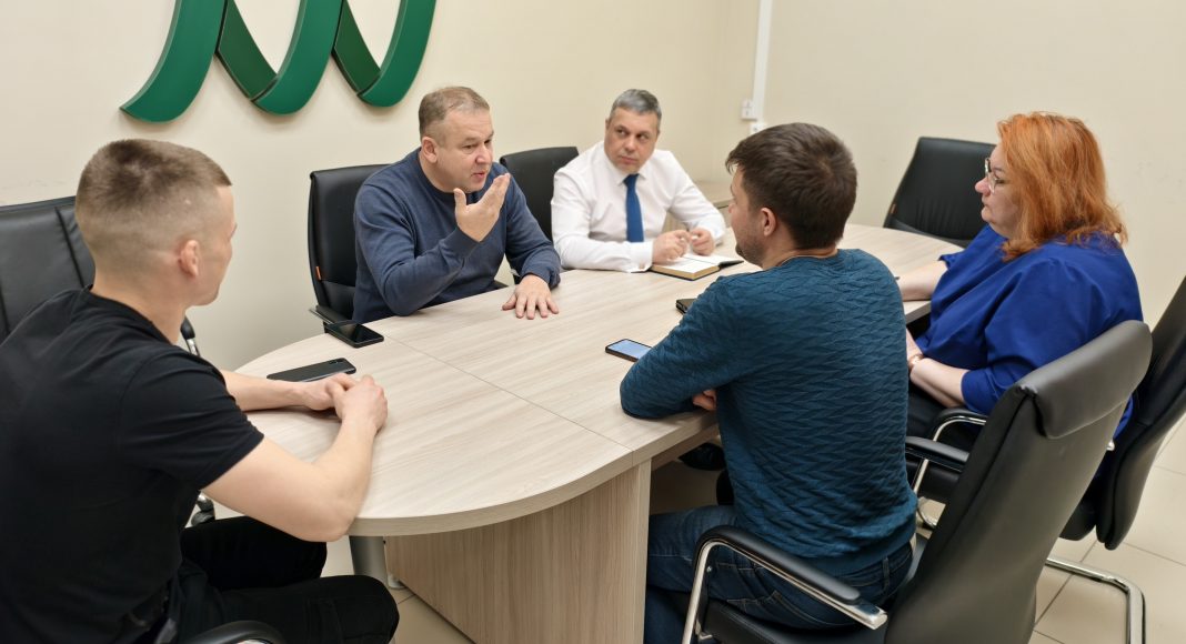 Рабочая встреча в Фонде развития. Фото со страницы Александра Мяхара