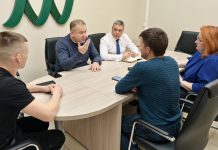 Рабочая встреча в Фонде развития. Фото со страницы Александра Мяхара