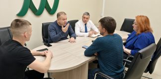 Рабочая встреча в Фонде развития. Фото со страницы Александра Мяхара