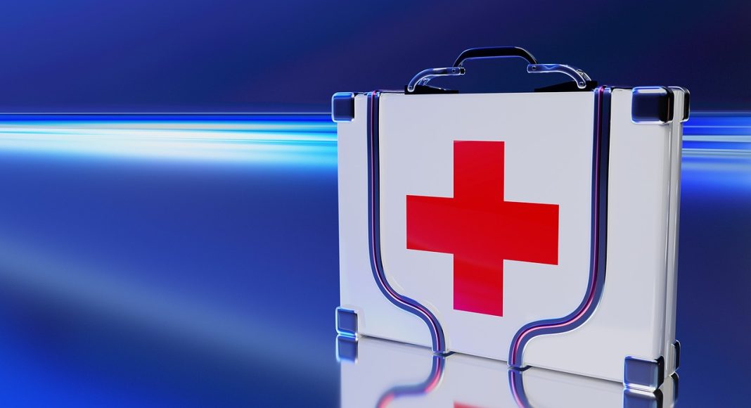 скорая, аптечка, медицинская помощь