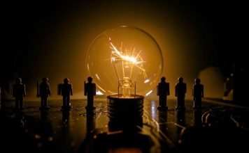 Напряжение. Энергетика. Изображение kandinsky