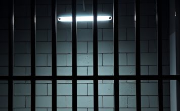 В Черногорске будут судить рецидивиста за нападение на отказавшуюся знакомиться прохожую Решетка, арест