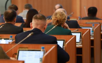 Почему бы нашим депутатам не отказаться от пустых советов в пользу реальных действий На сессии Верховного Совета. Фото пресс-службы ВС РХ