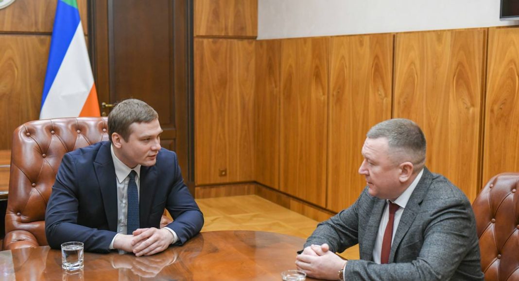 Валентин Коновалов и Дмитрий Бученик. Фото пресс-службы главы РХ Валентин Коновалов и Дмитрий Бученик. Фото пресс-службы главы РХ