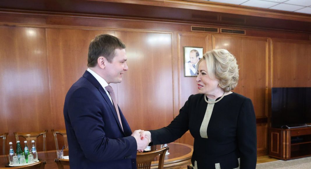 Валентин Коновалов и Валентина Матвиенко. Фото со страницы главы РХ
