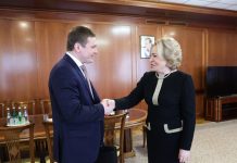 Валентин Коновалов и Валентина Матвиенко. Фото со страницы главы РХ