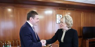Валентин Коновалов и Валентина Матвиенко. Фото со страницы главы РХ