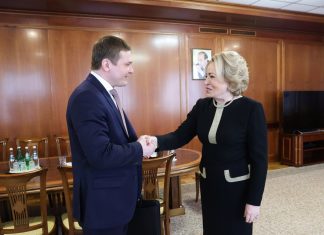 Валентин Коновалов и Валентина Матвиенко. Фото со страницы главы РХ