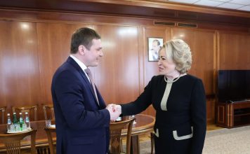 Экономика Хакасии успешно диверсифицируется — Матвиенко Валентин Коновалов и Валентина Матвиенко. Фото со страницы главы РХ