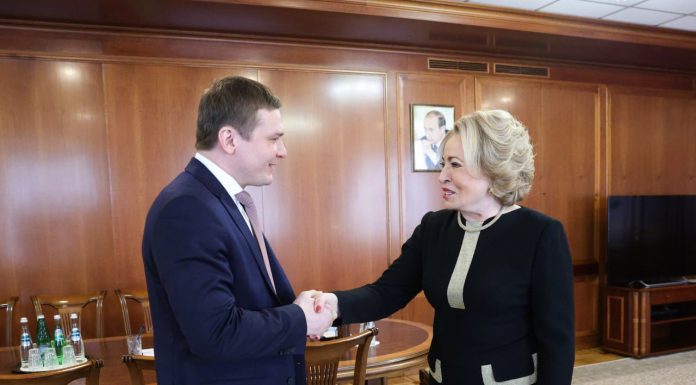 Валентин Коновалов и Валентина Матвиенко. Фото со страницы главы РХ