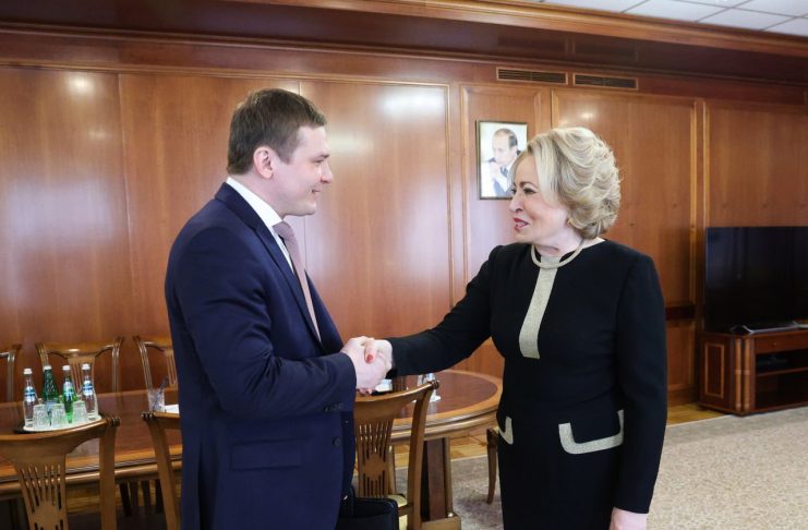 Валентин Коновалов и Валентина Матвиенко. Фото со страницы главы РХ