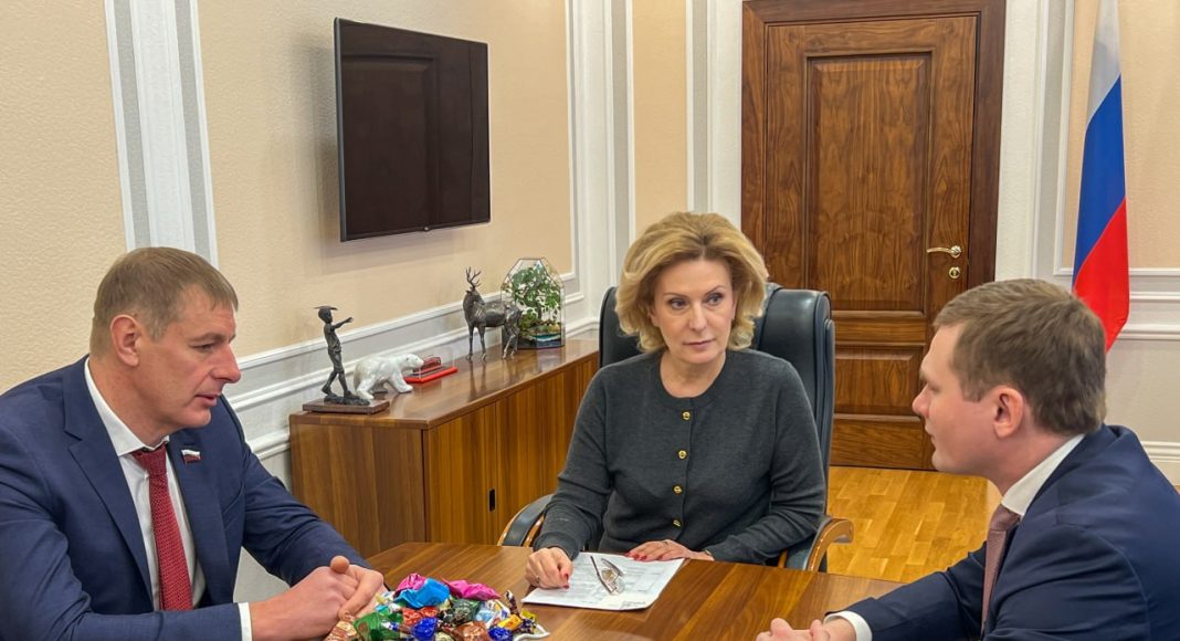 Олег Земцов, Инна Святенко и Валентин Коновалов. Фото со страницы главы РХ