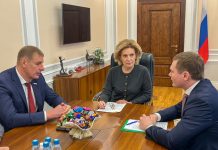 Олег Земцов, Инна Святенко и Валентин Коновалов. Фото со страницы главы РХ