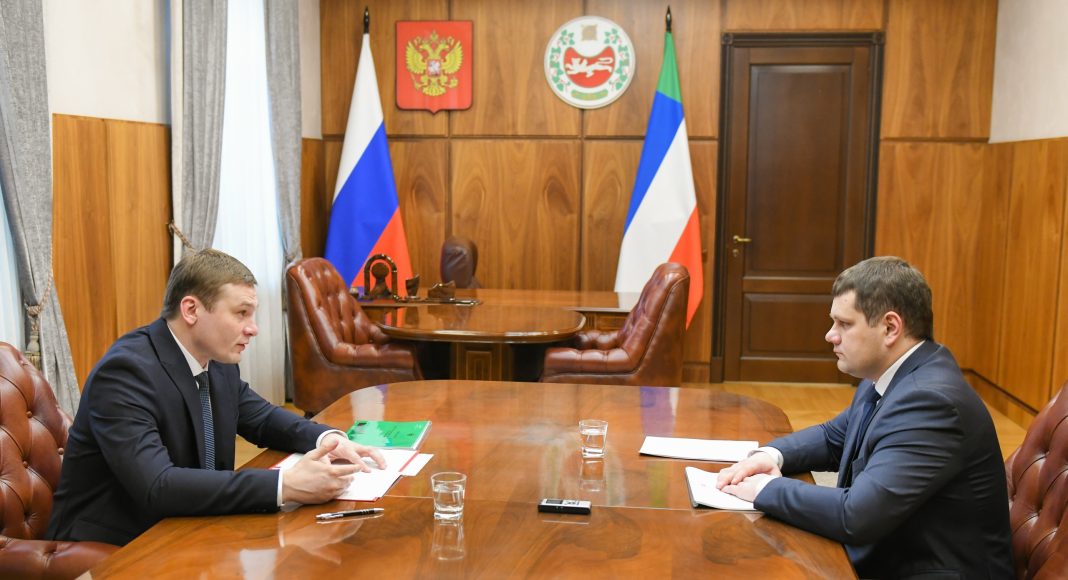 Валентин Коновалов и Владимир Лебедев. Фото со страницы главы РХ Валентин Коновалов и Владимир Лебедев. Фото со страницы главы РХ