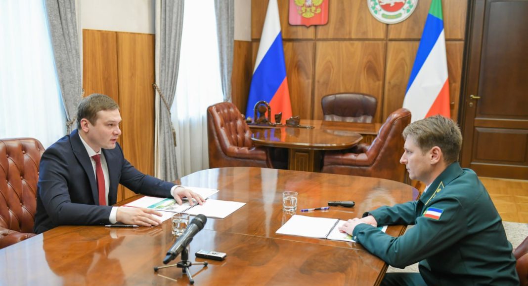 Валентин Коновалов и Олег Матвиенко. Фото пресс-службы главы РХ