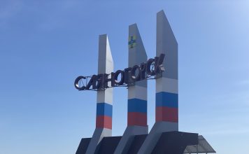 Стела на въезде в Саяногорск. Фото: pulse19.ru