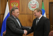 Вячеслав Тимченко и Валентин Коновалов. Фото предоставлено пресс-службой главы РХ