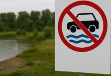 Генерация ИИ парковка у воды.jpg