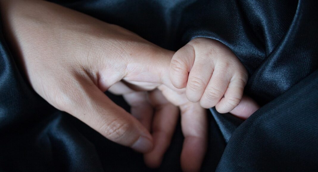 Изображение из фотобанка мама, дети, ребенок, семья, поддержка