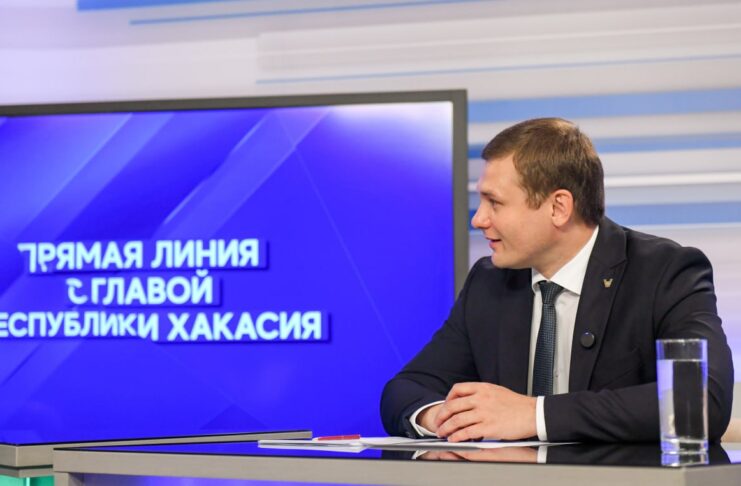Запрос на общение с главой Хакасии у жителей республики по-прежнему сохраняется Прямая линия с главой РХ. Фото из телеграм-канала Валентина Коновалова