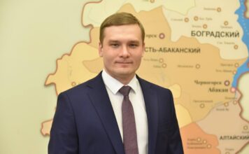 Глава Хакасии пожелал выпускникам оптимизма и успехов Валентин Коновалов. Фото из телеграм-канала правительства РХ