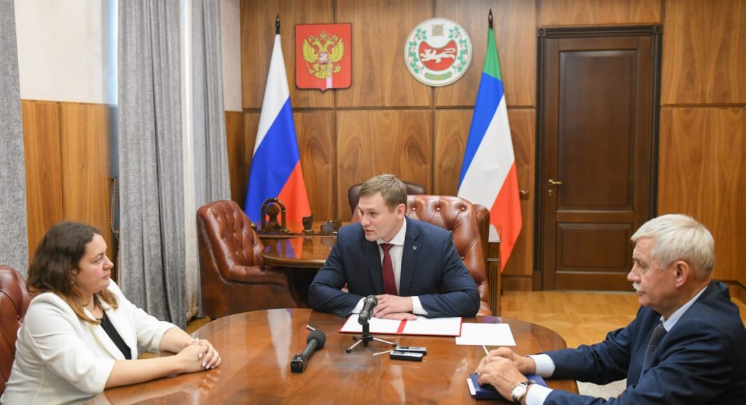 Встреча Валентина Коновалова с Еленой Гопиной и Василием Белоноговым. Фото из телеграм-канала главы РХ